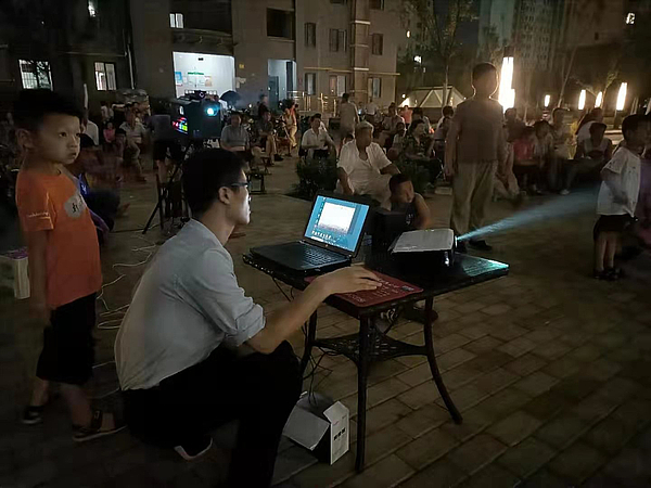 業(yè)主朋友們在認(rèn)真觀看電影.jpg